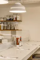 정갈한 바 카운터 디테일이 돋보이는 브런치 카페